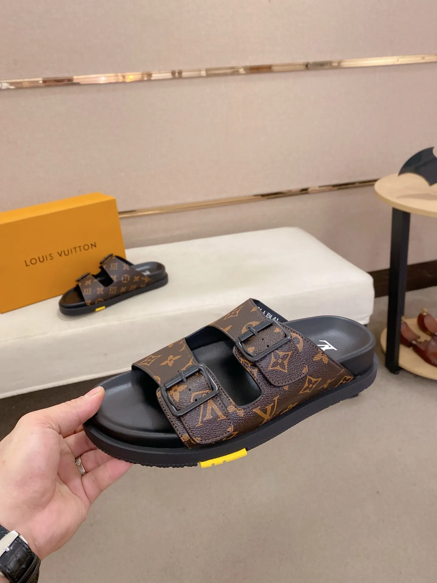 Factory price: 420💰Made by LV🔍Top purchasing agent. Men's spring and summer slippers are available at the same counter. The uppers are made of cowhide imported from Italy. High-quality craftsmanship, soles: original soles specially provided by the original factory, exclusive movable molded soles are super comfortable, original factory follow-up goods, 🔍🔍high quality, can be entered and exited the counter at will, welcome to compare, code number 38-44. Can be customized45